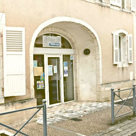Entrée de la Mission Locale Indre Sud avec affichages et vitrines.