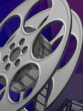 Ancien projecteur de cinéma noir et argent avec bobines de film.