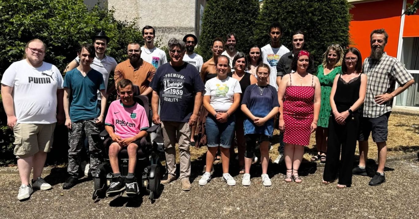 Groupe diversifié de jeunes adultes posant en extérieur, souriants et réunis.