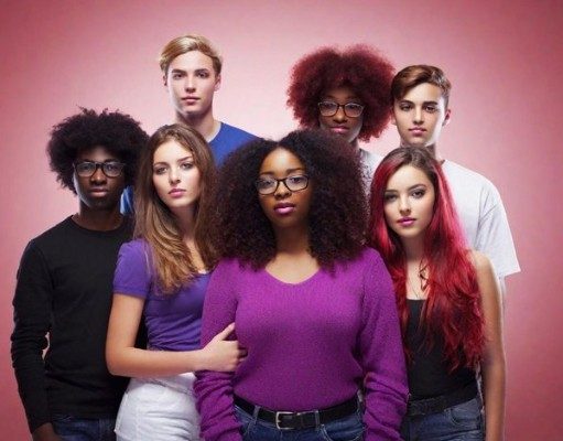 Groupe de huit jeunes adolescents