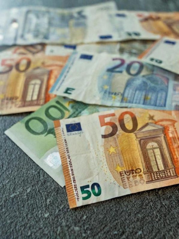 Microphone avec le texte "Mission Jeun's" et logos de Mission Locale Indre Sud et Radio Dynamo.